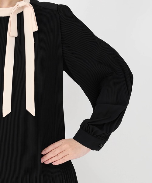 STRAWBERRY-FIELDS(ストロベリーフィールズ)の「ジョーゼット_クリスタルプリーツワンピース(ワンピース・レディース・ブラック×ベージュ/ネイビー/ライトブルー・2)」の9枚目の写真