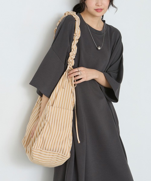 forksy.(フォルクシー)の「【forksy.】2way ギャザーストライプ ショルダー トートバッグ(トートバッグ・レディース・ブルー/アイボリー/ラベンダー/モカ/ピンク・FREE)」の2枚目の写真