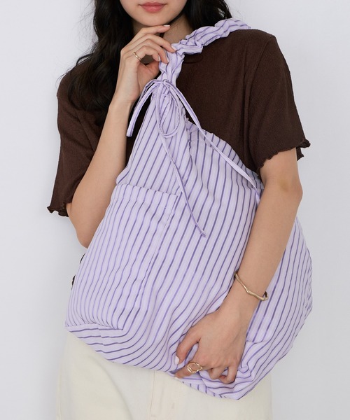 forksy.(フォルクシー)の「【forksy.】2way ギャザーストライプ ショルダー トートバッグ(トートバッグ・レディース・ブルー/アイボリー/ラベンダー/モカ/ピンク・FREE)」の9枚目の写真