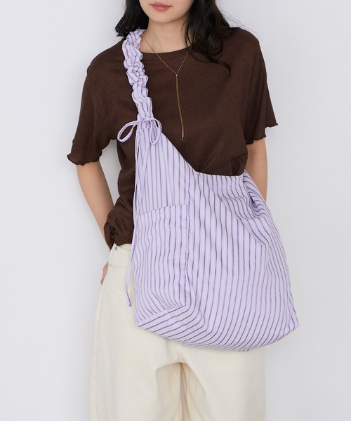 forksy.(フォルクシー)の「【forksy.】2way ギャザーストライプ ショルダー トートバッグ(トートバッグ・レディース・ブルー/アイボリー/ラベンダー/モカ/ピンク・FREE)」の10枚目の写真