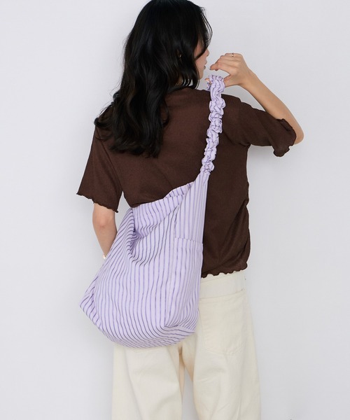 forksy.(フォルクシー)の「【forksy.】2way ギャザーストライプ ショルダー トートバッグ(トートバッグ・レディース・ブルー/アイボリー/ラベンダー/モカ/ピンク・FREE)」の14枚目の写真