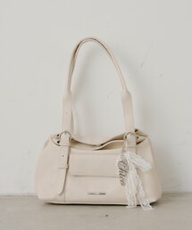 Chico | チャーム付き横長ベルトハンドルバッグ(ボストンバッグ)