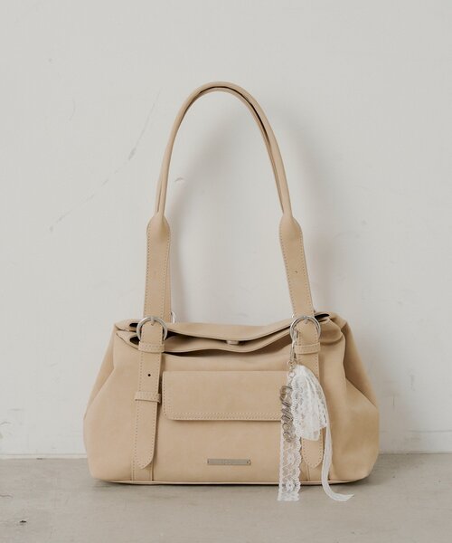 Chico(チコ)の「チャーム付き横長ベルトハンドルバッグ(ボストンバッグ・レディース・ブラック/アイボリー/ピンク系その他3/ベージュ系その他3・FREE)」の3枚目の写真