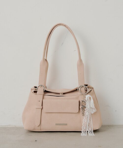 Chico(チコ)の「チャーム付き横長ベルトハンドルバッグ(ボストンバッグ・レディース・ブラック/アイボリー/ピンク系その他3/ベージュ系その他3・FREE)」の4枚目の写真