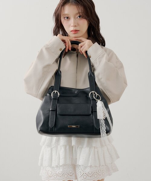 Chico(チコ)の「チャーム付き横長ベルトハンドルバッグ(ボストンバッグ・レディース・ブラック/アイボリー/ピンク系その他3/ベージュ系その他3・FREE)」の2枚目の写真