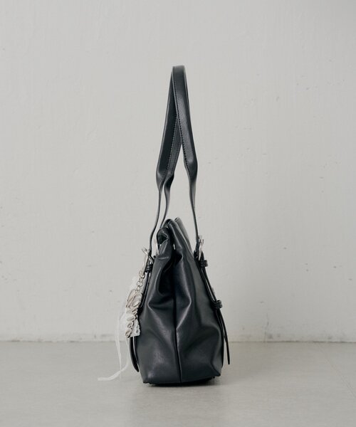 Chico(チコ)の「チャーム付き横長ベルトハンドルバッグ(ボストンバッグ・レディース・ブラック/アイボリー/ピンク系その他3/ベージュ系その他3・FREE)」の20枚目の写真