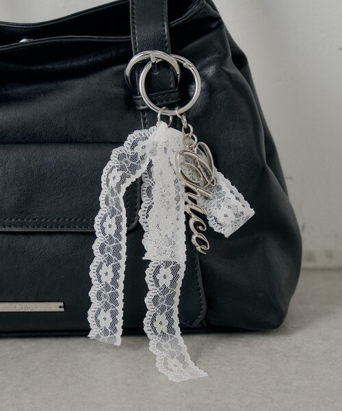 Chico(チコ)の「チャーム付き横長ベルトハンドルバッグ(ボストンバッグ・レディース・ブラック/アイボリー/ピンク系その他3/ベージュ系その他3・FREE)」の7枚目の写真