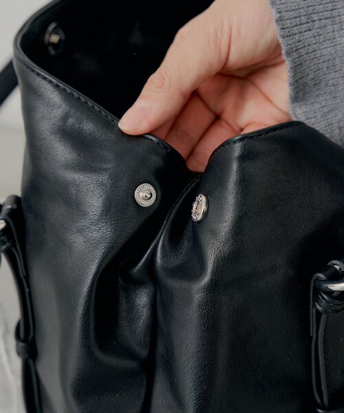 Chico(チコ)の「チャーム付き横長ベルトハンドルバッグ(ボストンバッグ・レディース・ブラック/アイボリー/ピンク系その他3/ベージュ系その他3・FREE)」の9枚目の写真