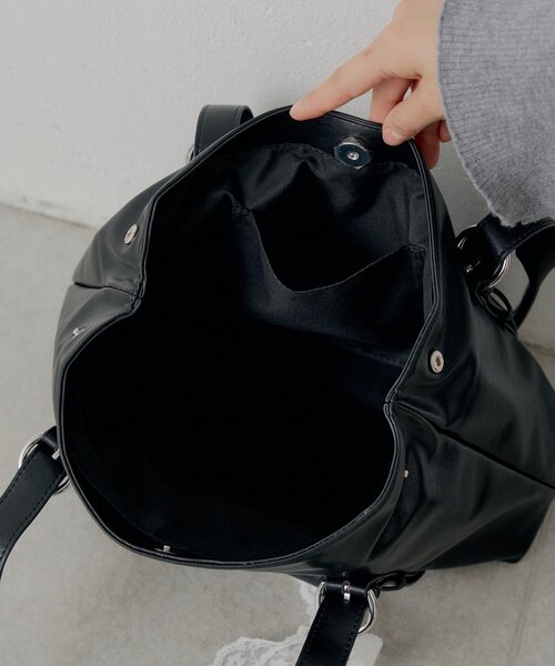 Chico(チコ)の「チャーム付き横長ベルトハンドルバッグ(ボストンバッグ・レディース・ブラック/アイボリー/ピンク系その他3/ベージュ系その他3・FREE)」の10枚目の写真