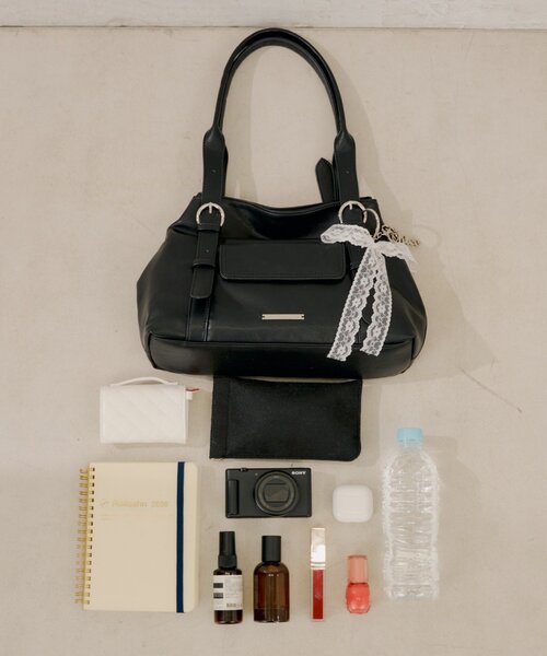 Chico(チコ)の「チャーム付き横長ベルトハンドルバッグ(ボストンバッグ・レディース・ブラック/アイボリー/ピンク系その他3/ベージュ系その他3・FREE)」の11枚目の写真