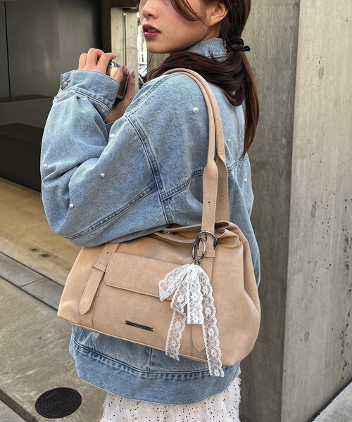 Chico(チコ)の「チャーム付き横長ベルトハンドルバッグ(ボストンバッグ・レディース・ブラック/アイボリー/ピンク系その他3/ベージュ系その他3・FREE)」の15枚目の写真