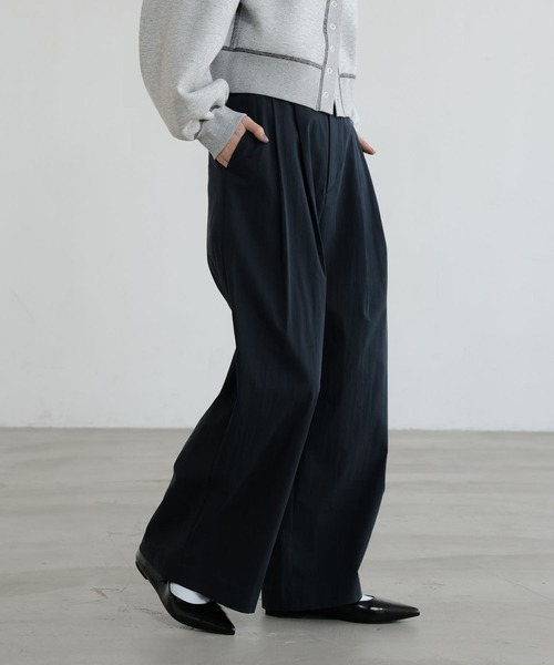 LOWRYS FARM(ローリーズファーム)の「C/Nタックワイドパンツ 639540(その他パンツ・レディース・ベージュ/ネイビー・LARGE/MEDIUM)」の2枚目の写真