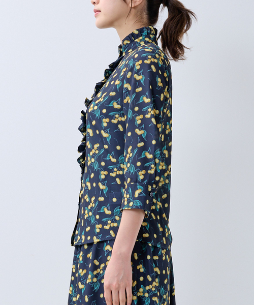 NARACAMICIE(ナラカミーチェ)の「【NARACAMICIE】チェリー柄フリル七分袖ブラウス(シャツ/ブラウス・レディース・ブルー/ネイビー・S/L/M)」の4枚目の写真