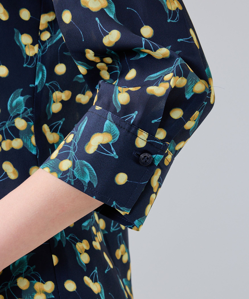 NARACAMICIE(ナラカミーチェ)の「【NARACAMICIE】チェリー柄フリル七分袖ブラウス(シャツ/ブラウス・レディース・ブルー/ネイビー・S/L/M)」の8枚目の写真