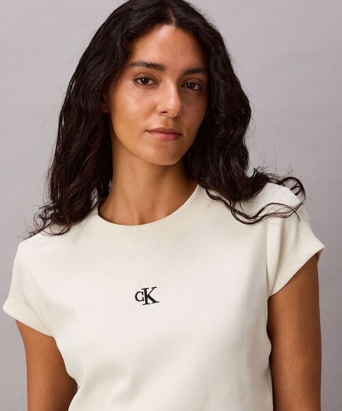Calvin Klein(カルバン・クライン)の「クロップドショートスリーブリブTシャツ(Tシャツ/カットソー・レディース・アイボリー/ブラック・S/XS/M)」の6枚目の写真