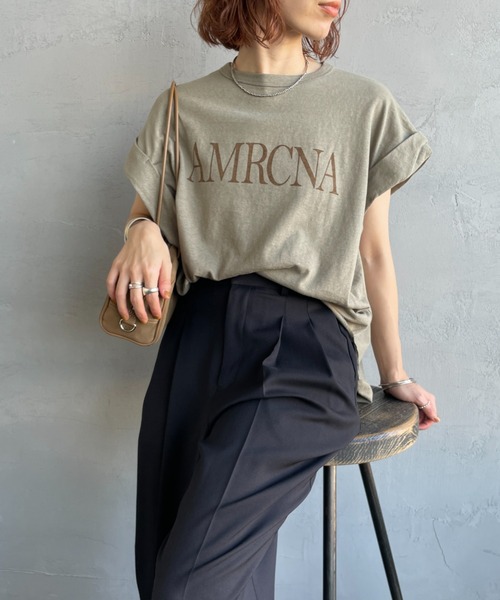 AMERICANA（アメリカーナ）の「【WEB先行予約】[Americana/アメリカーナ] 別注 AMRCNA ラウンドヘム ロゴプリントTシャツ（Tシャツ/カットソー・レディース・カーキ/ホワイト/スミクロ・ONE SIZE）」の3枚目の写真
