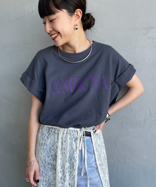 AMERICANA（アメリカーナ）の「【WEB先行予約】[Americana/アメリカーナ] 別注 AMRCNA ラウンドヘム ロゴプリントTシャツ（Tシャツ/カットソー・レディース・カーキ/ホワイト/スミクロ・ONE SIZE）」の2枚目の写真