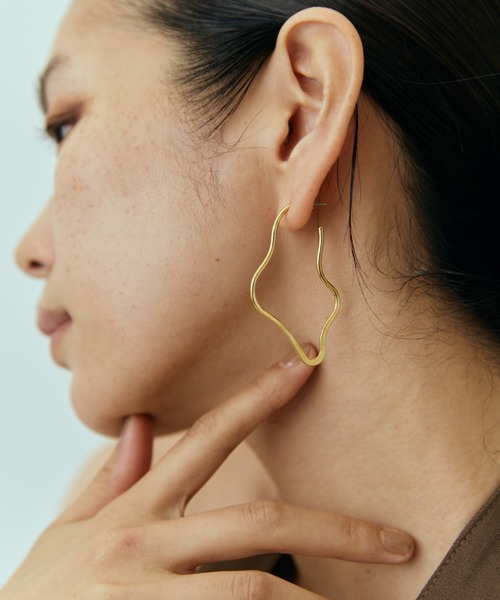 DRWCYS（ドロシーズ）の「ウェーブニュアンスピアス（ピアス（両耳用）・レディース・ゴールド/シルバー・FREE）」の7枚目の写真