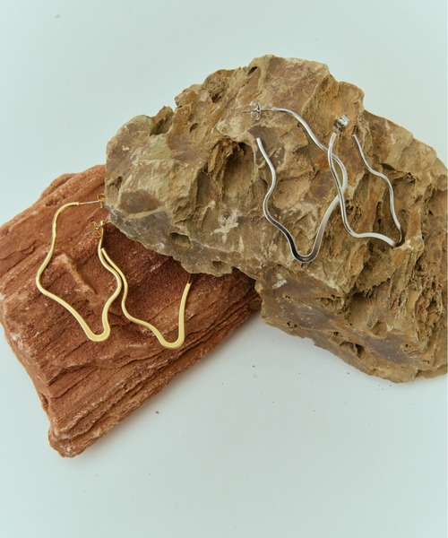 DRWCYS（ドロシーズ）の「ウェーブニュアンスピアス（ピアス（両耳用）・レディース・ゴールド/シルバー・FREE）」の3枚目の写真