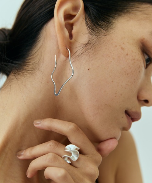 DRWCYS（ドロシーズ）の「ウェーブニュアンスピアス（ピアス（両耳用）・レディース・ゴールド/シルバー・FREE）」の4枚目の写真