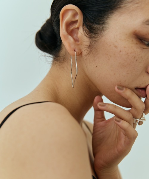 DRWCYS（ドロシーズ）の「ウェーブニュアンスピアス（ピアス（両耳用）・レディース・ゴールド/シルバー・FREE）」の6枚目の写真