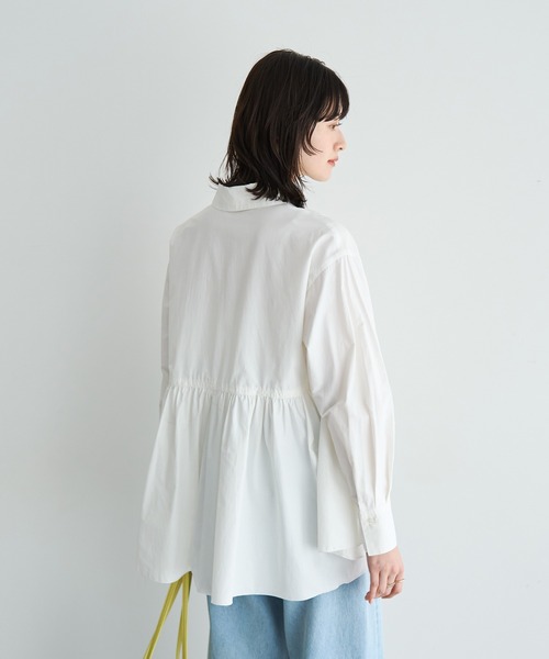 YECCA VECCA（イェッカヴェッカ）の「ペプラムギャザーシャツ（シャツ/ブラウス・レディース・ネイビー/ブルー/オフホワイト・FREE）」の18枚目の写真