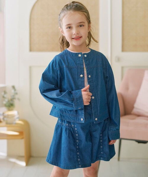 組曲（クミキョク）の「【110-140㎝】 フラワーボタンデニムジャケット（デニムジャケット・キッズ・ネイビー系・110/120/130/140）」の2枚目の写真
