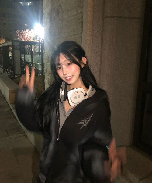 PIMADAZIWIN（ピマダジウィン）の「Aurora Eyes Hood Zip-Up_[Black]（パーカー・レディース・ブラック・LARGE/MEDIUM/X-LARGE）」の2枚目の写真