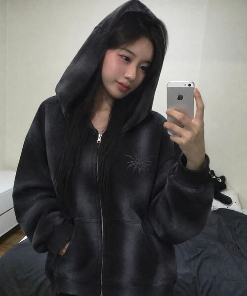 PIMADAZIWIN（ピマダジウィン）の「Aurora Eyes Hood Zip-Up_[Black]（パーカー・レディース・ブラック・LARGE/MEDIUM/X-LARGE）」の5枚目の写真