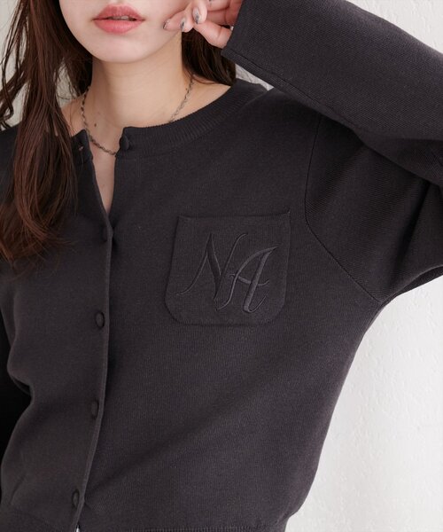 natural couture（ナチュラルクチュール）の「ロゴ刺繍ポケットカーディガン（カーディガン/ボレロ・レディース・ネイビー/ライム/レッド/チャコールグレー/オフホワイト・FREE）」の3枚目の写真