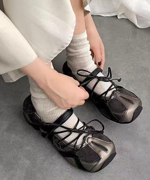 Achic(アシック)の「モードバレエフラットシューズ(スニーカー・レディース・ホワイト/ブラック/ブルー・L/M/S)」の2枚目の写真