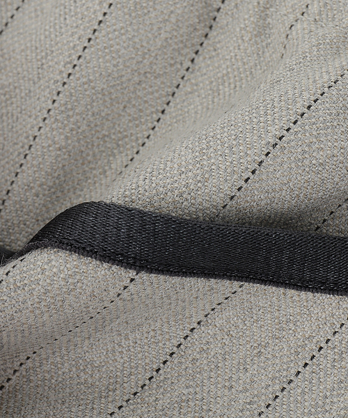 m's braque(エムズブラック)の「m’s braque(エムズ ブラック) 別注 Gatherd Waist Stripe パンツ(スラックス・メンズ・アイボリー・36/38)」の2枚目の写真