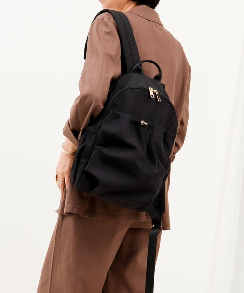 MICO COULIER(ミコクリエ)の「GATHERED NYLON BACKPACK(バックパック/リュック・レディース・ブラック/ライトグレー・FREE)」の4枚目の写真