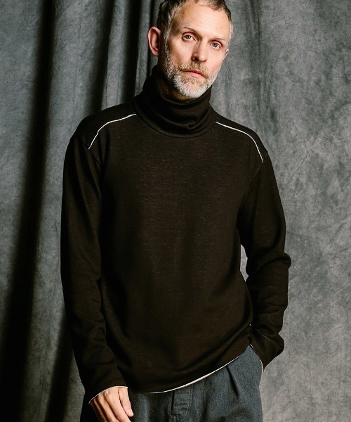 wjk（ダヴルジェイケイ）の「mlt5663- back boa cut-off highneck ハイネックカットソー(7143 pe57j)（Tシャツ/カットソー・メンズ・ブラック/ホワイト/チャコール・S/M/L/XL）」の2枚目の写真