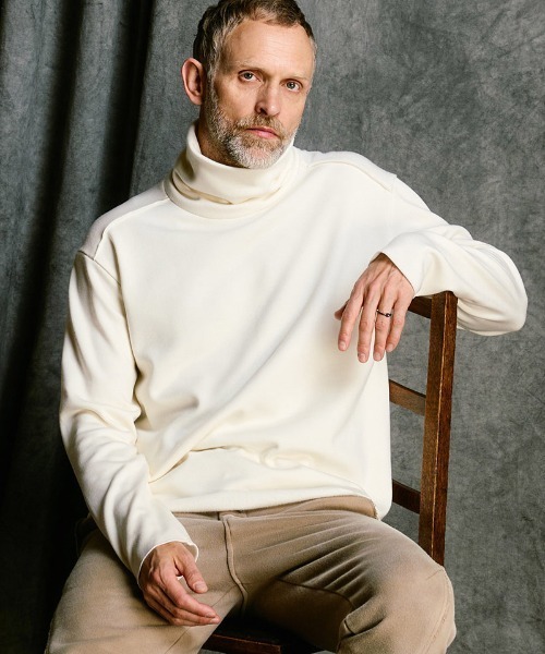 wjk（ダヴルジェイケイ）の「mlt5663- back boa cut-off highneck ハイネックカットソー(7143 pe57j)（Tシャツ/カットソー・メンズ・ブラック/ホワイト/チャコール・S/M/L/XL）」の4枚目の写真