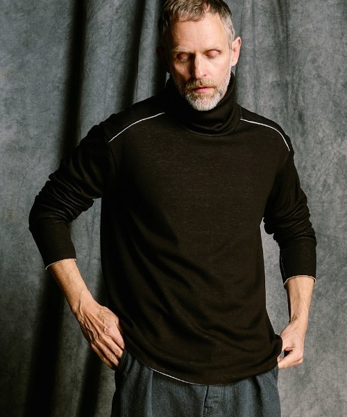 wjk（ダヴルジェイケイ）の「mlt5663- back boa cut-off highneck ハイネックカットソー(7143 pe57j)（Tシャツ/カットソー・メンズ・ブラック/ホワイト/チャコール・S/M/L/XL）」の7枚目の写真