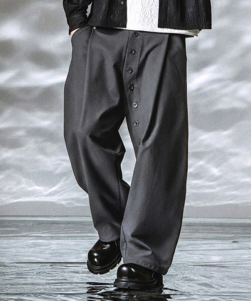 NO ID.(ノーアイディ)の「【NO ID.】Extended Trousers / エクステンデッド トラウザーズ(その他パンツ・メンズ・ブラック/グレー・2/1)」の2枚目の写真