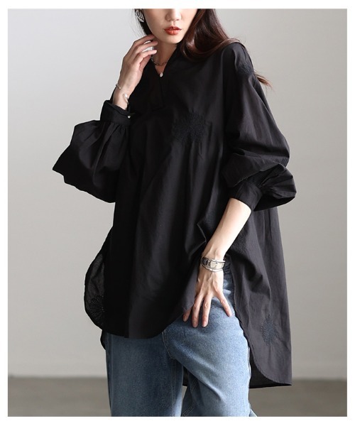 Sawa a la mode(サワアラモード)の「花柄刺繍スキッパーチュニックシャツ(チュニック・レディース・ホワイト系/ブラック・FREE)」の19枚目の写真