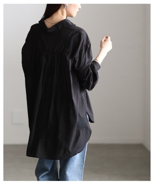 Sawa a la mode(サワアラモード)の「花柄刺繍スキッパーチュニックシャツ(チュニック・レディース・ホワイト系/ブラック・FREE)」の16枚目の写真