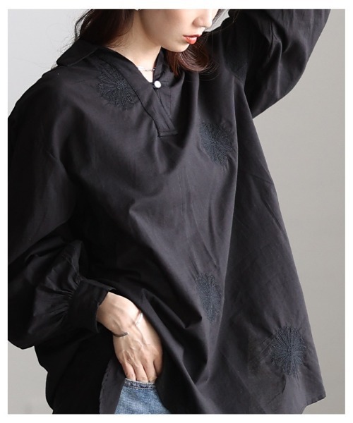 Sawa a la mode(サワアラモード)の「花柄刺繍スキッパーチュニックシャツ(チュニック・レディース・ホワイト系/ブラック・FREE)」の14枚目の写真