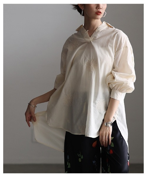 Sawa a la mode(サワアラモード)の「花柄刺繍スキッパーチュニックシャツ(チュニック・レディース・ホワイト系/ブラック・FREE)」の12枚目の写真