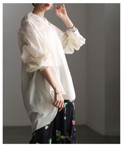 Sawa a la mode(サワアラモード)の「花柄刺繍スキッパーチュニックシャツ(チュニック・レディース・ホワイト系/ブラック・FREE)」の9枚目の写真