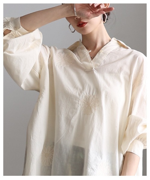 Sawa a la mode(サワアラモード)の「花柄刺繍スキッパーチュニックシャツ(チュニック・レディース・ホワイト系/ブラック・FREE)」の8枚目の写真