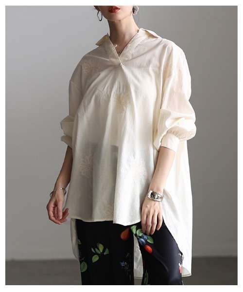 Sawa a la mode(サワアラモード)の「花柄刺繍スキッパーチュニックシャツ(チュニック・レディース・ホワイト系/ブラック・FREE)」の5枚目の写真