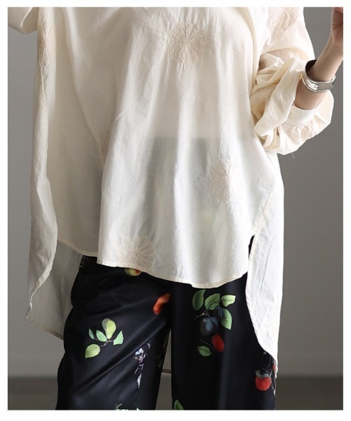 Sawa a la mode(サワアラモード)の「花柄刺繍スキッパーチュニックシャツ(チュニック・レディース・ホワイト系/ブラック・FREE)」の4枚目の写真