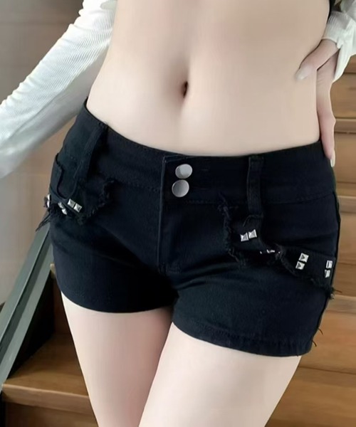 Chiina（チーナ）の「Chiina / ポケットスタッズショートデニムパンツ（デニムパンツ・レディース・ブルー/ホワイト/ブラック・MEDIUM/SMALL）」の2枚目の写真