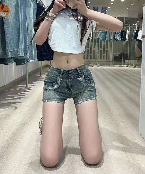 Chiina（チーナ）の「Chiina / ポケットスタッズショートデニムパンツ（デニムパンツ・レディース・ブルー/ホワイト/ブラック・MEDIUM/SMALL）」の7枚目の写真
