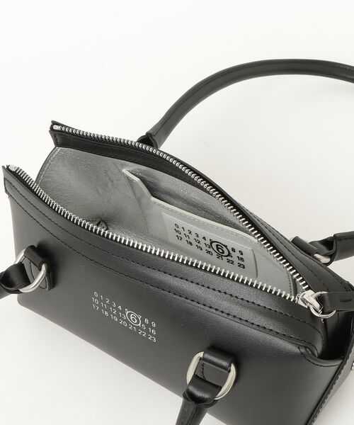 MM6 Maison Margiela(エムエムシックス メゾン マルジェラ)の「NEW BAULETTO J MINI SB6ZH0039(ショルダーバッグ・メンズ・ブラック・FREE)」の4枚目の写真