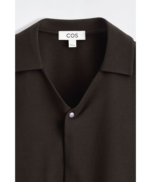 COS（コス）の「ミラノジャージーショートスリーブシャツ（シャツ/ブラウス・メンズ・ネイビー/ブラウン・S/M/L/XL/XS）」の9枚目の写真