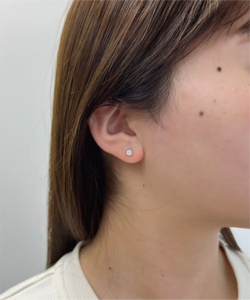 festaria bijou SOPHIA（フェスタリアビジュソフィア）の「K10WG キュービックジルコニア ピアス（ピアス（両耳用）・レディース・ホワイトゴールド・ONE SIZE）」の4枚目の写真